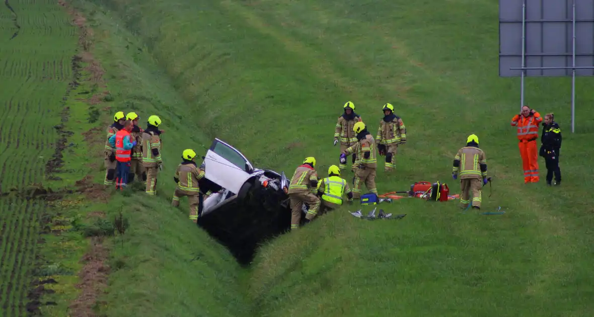 Automobiliste uit auto gehaald na crash vanaf snelweg - Foto 6