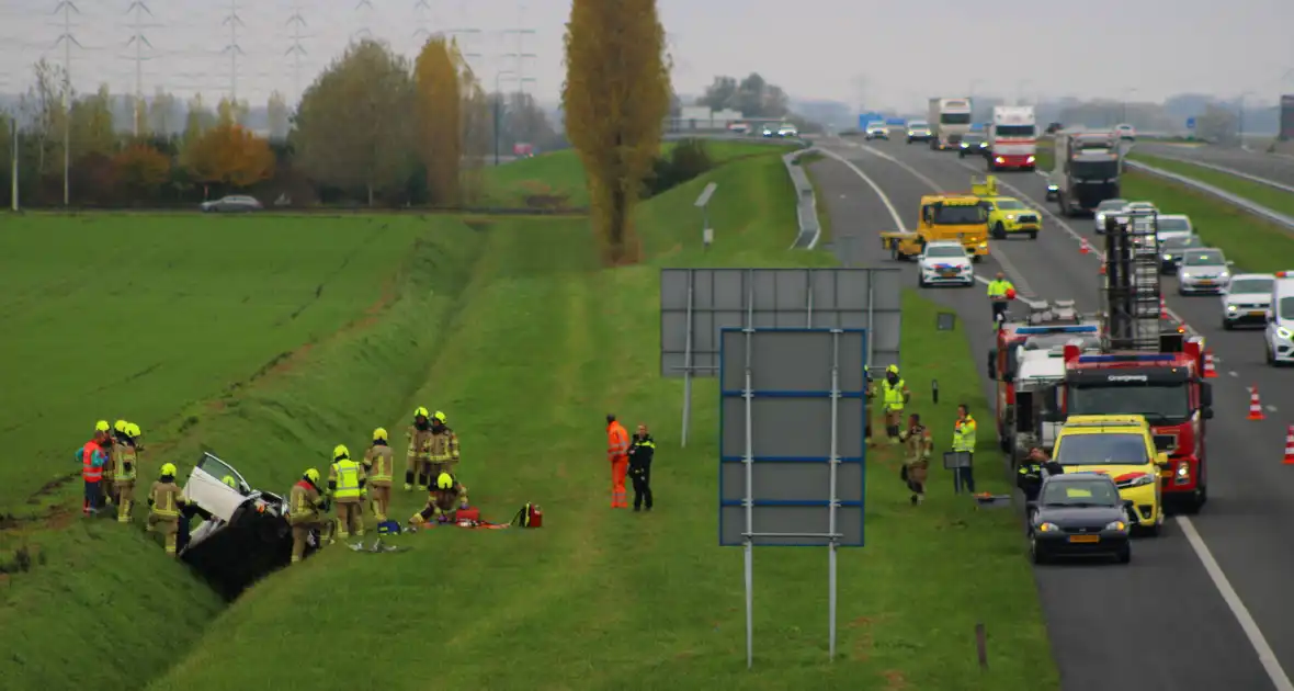 Automobiliste uit auto gehaald na crash vanaf snelweg - Foto 7