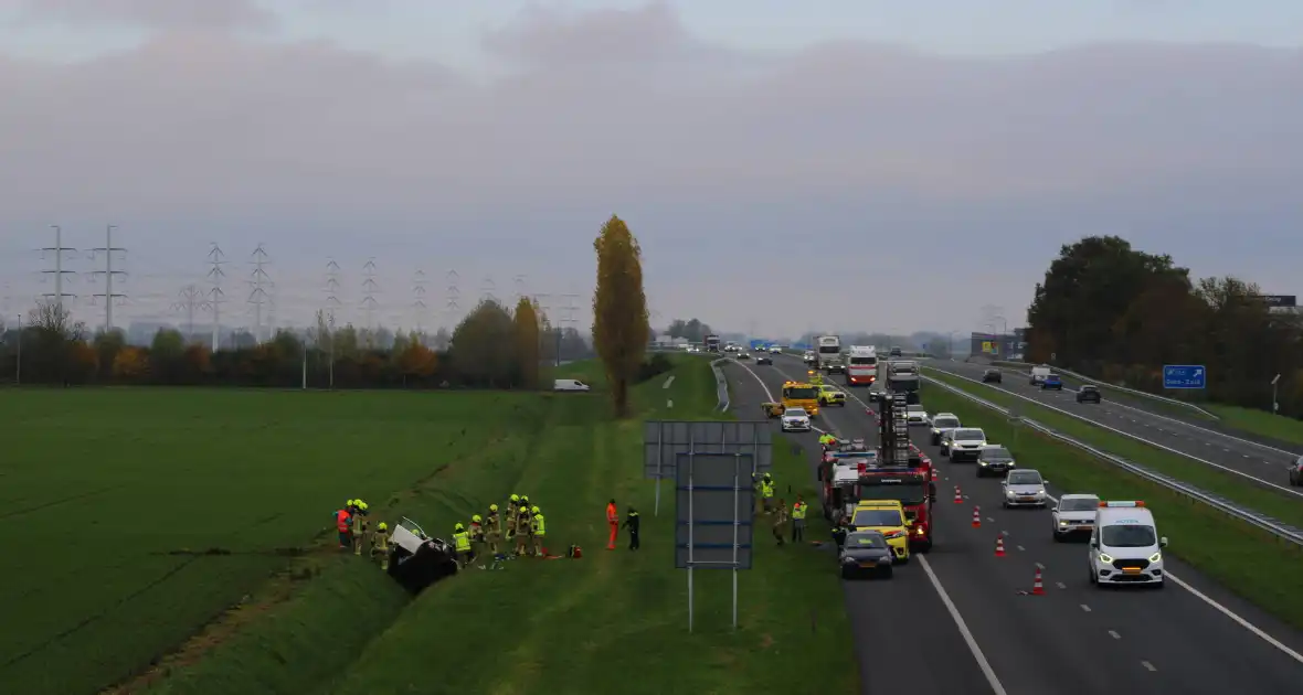 Automobiliste uit auto gehaald na crash vanaf snelweg - Foto 8