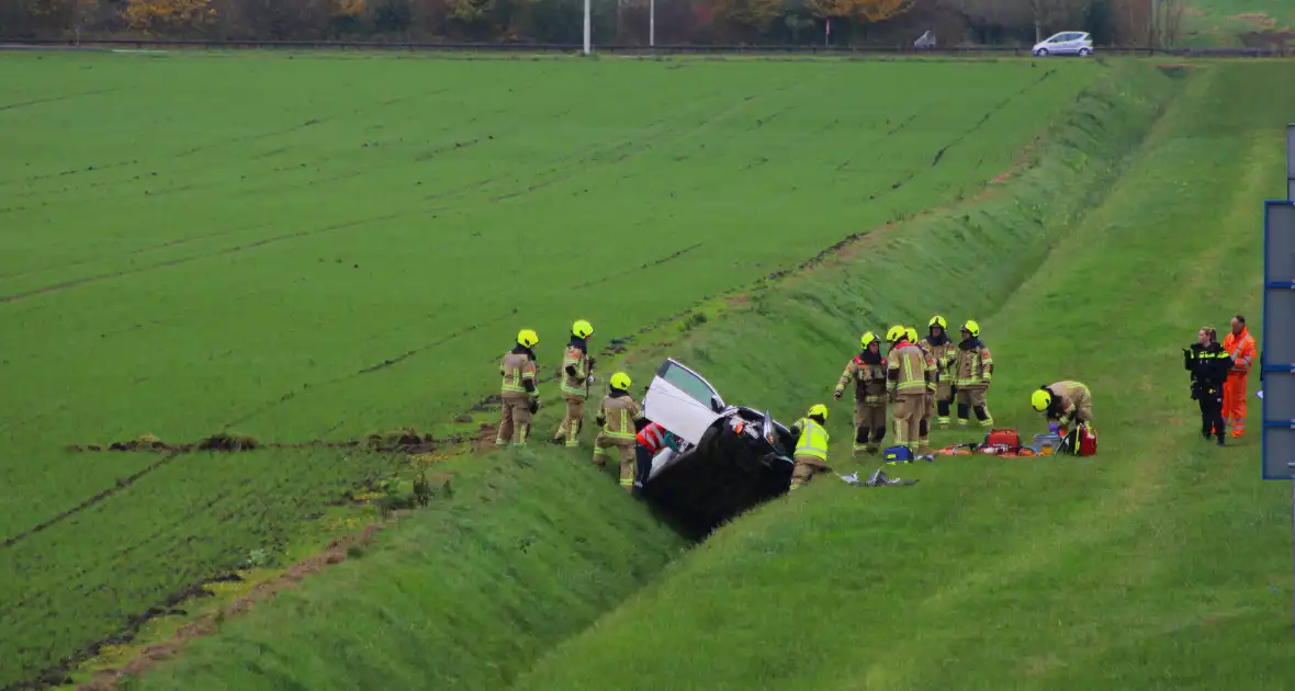 Automobiliste uit auto gehaald na crash vanaf snelweg - Foto 9