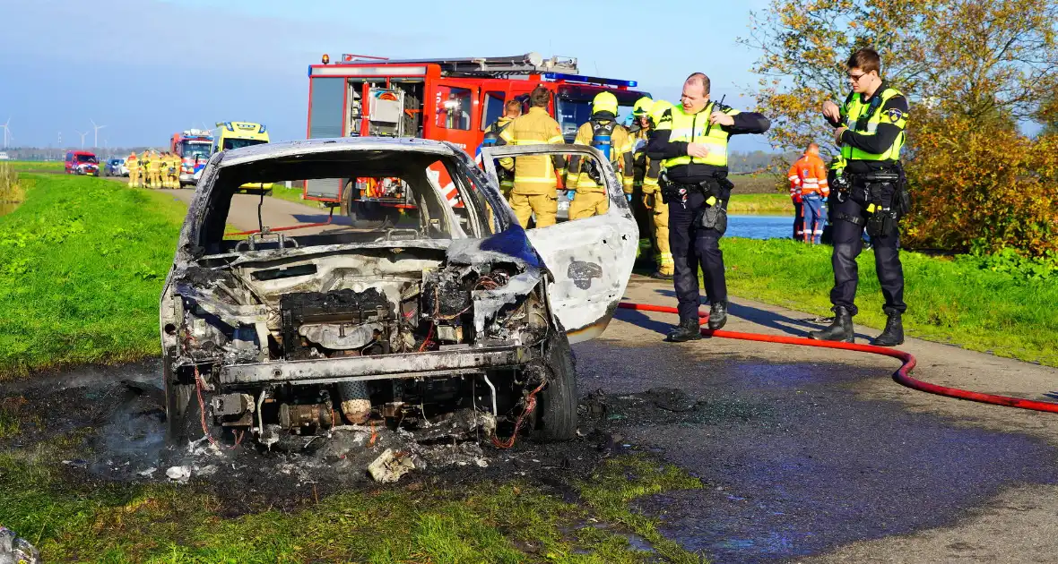 Persoon zwaargewond na brand in personenauto