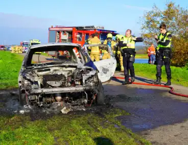 Persoon zwaargewond na brand in personenauto