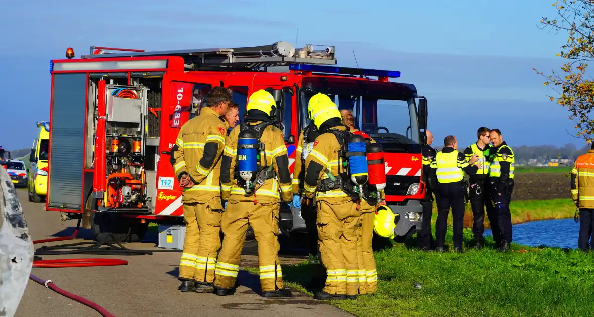 Persoon zwaargewond na brand in personenauto - Foto 10