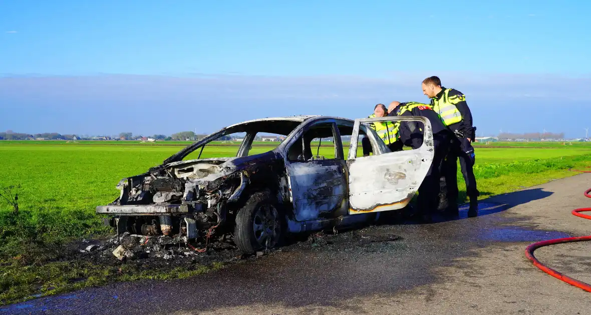 Persoon zwaargewond na brand in personenauto - Foto 11