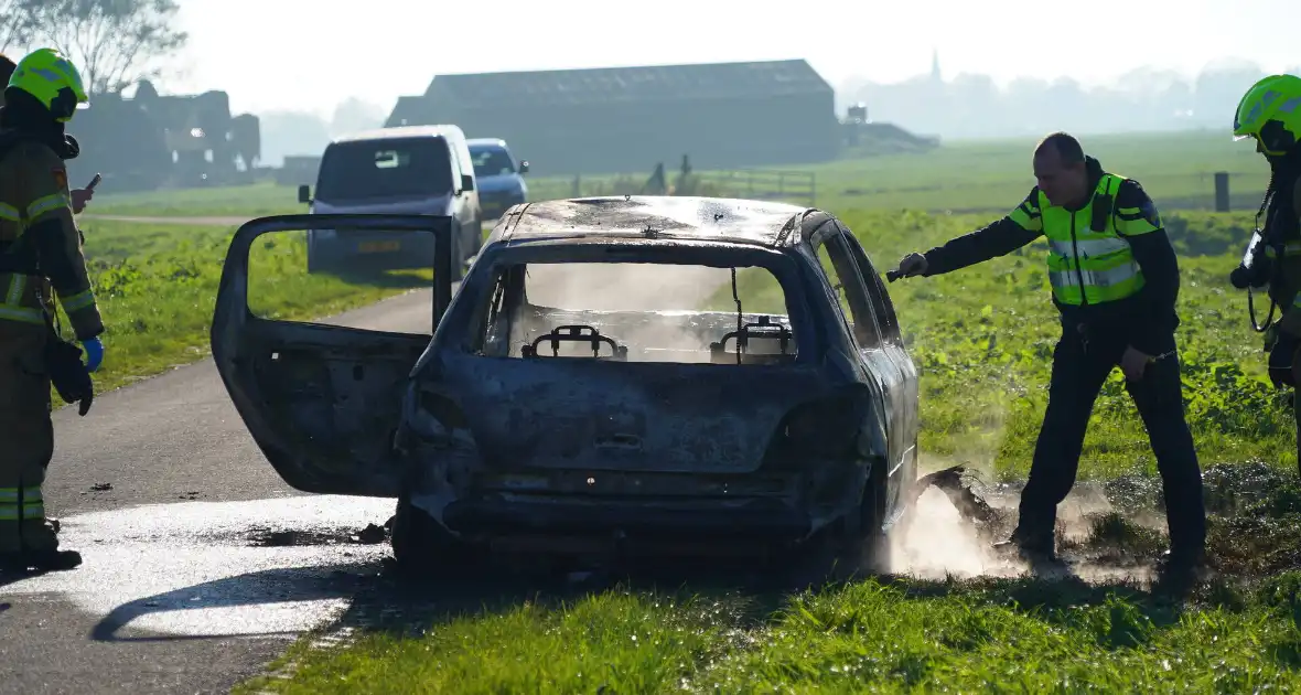 Persoon zwaargewond na brand in personenauto - Foto 6