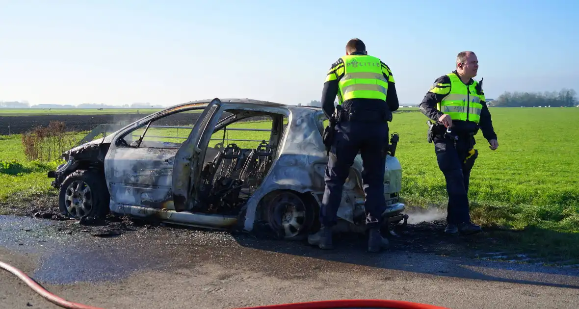 Persoon zwaargewond na brand in personenauto - Foto 7