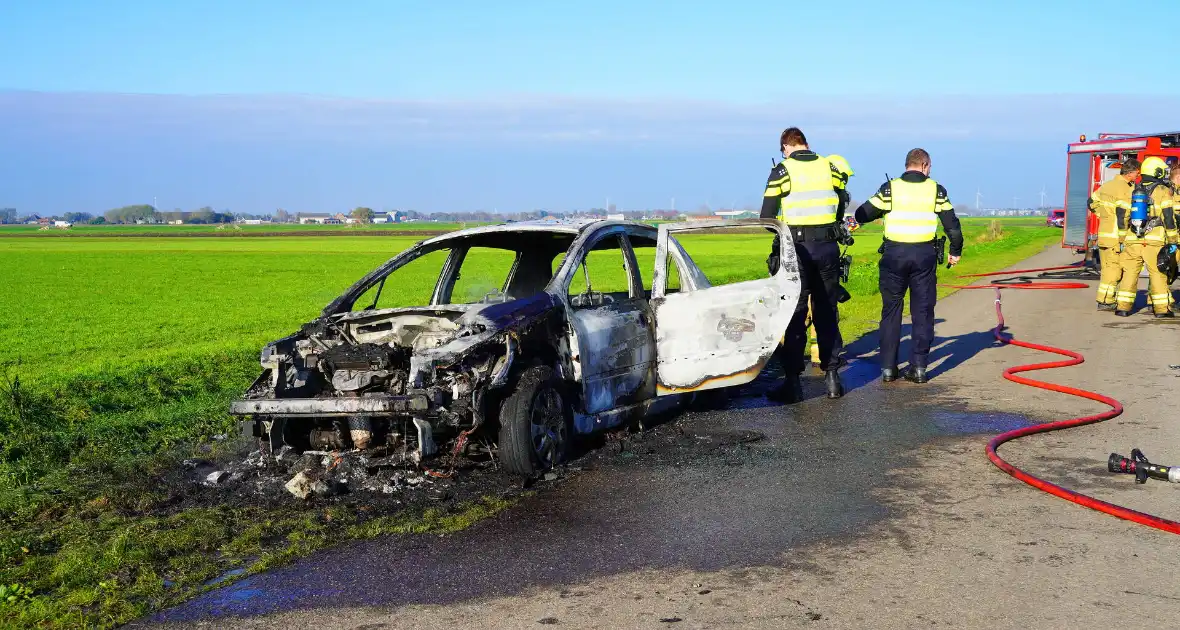 Persoon zwaargewond na brand in personenauto - Foto 8