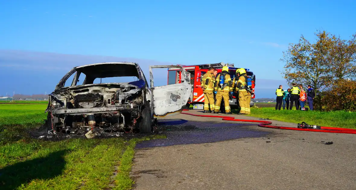 Persoon zwaargewond na brand in personenauto - Foto 9