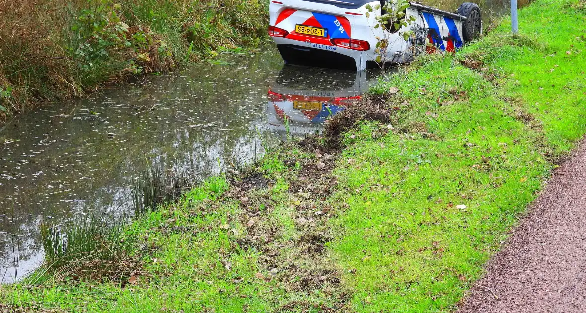 Politievoertuig belandt op de kop in sloot na achtervolging