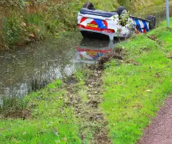 Politievoertuig belandt op de kop in sloot na achtervolging