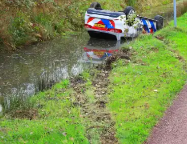 Politievoertuig belandt op de kop in sloot na achtervolging