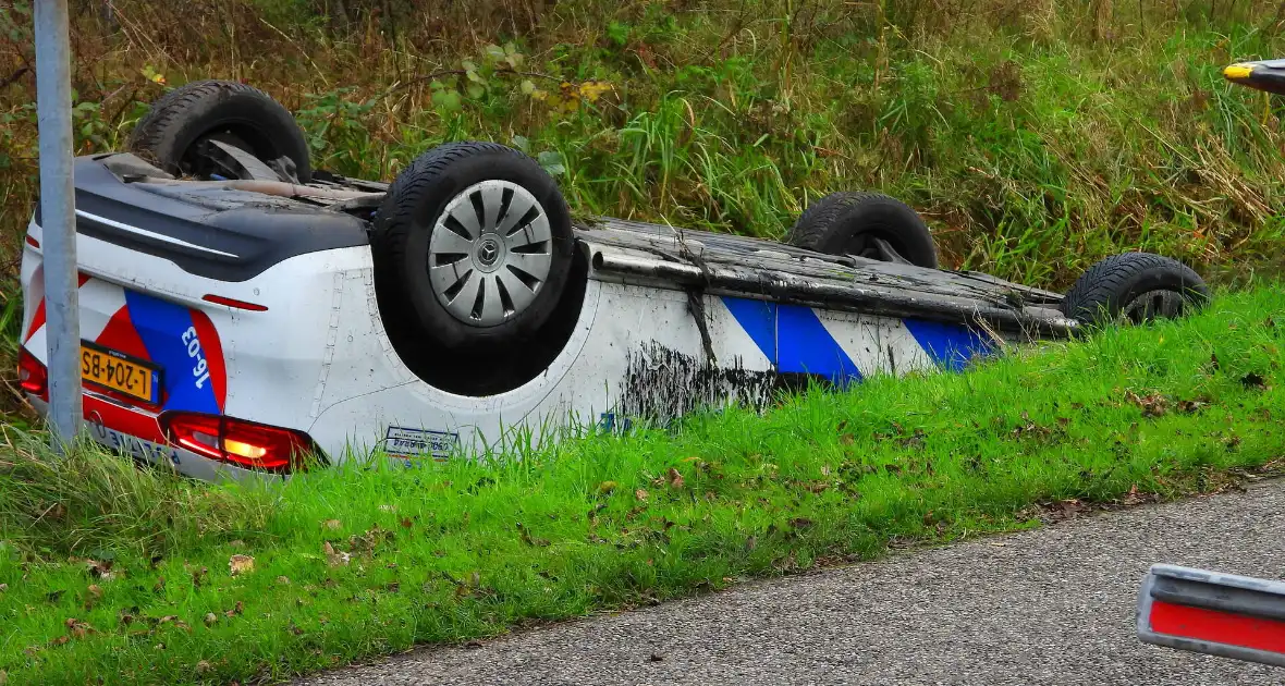 Politievoertuig belandt op de kop in sloot na achtervolging - Foto 1