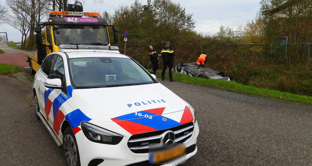 Politievoertuig belandt op de kop in sloot na achtervolging - Foto 2