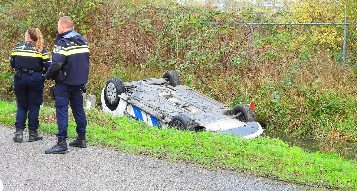 Politievoertuig belandt op de kop in sloot na achtervolging - Foto 3