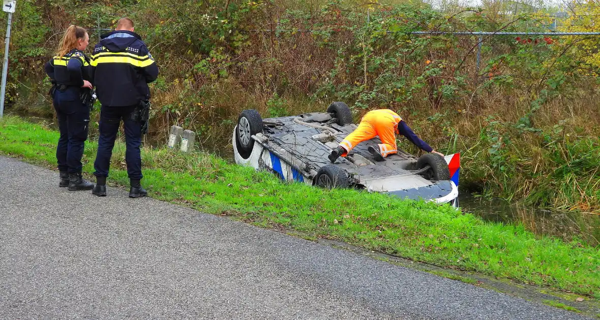 Politievoertuig belandt op de kop in sloot na achtervolging - Foto 4