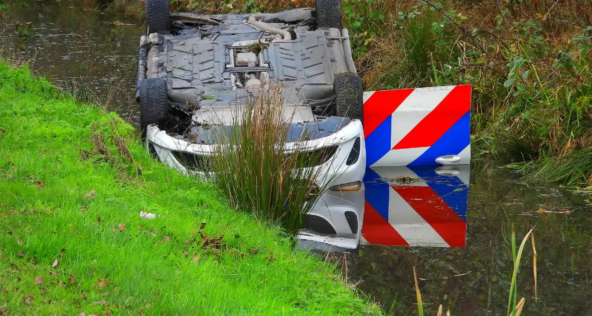 Politievoertuig belandt op de kop in sloot na achtervolging - Foto 5