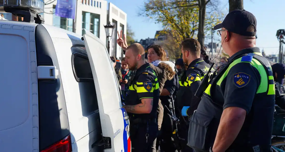 Tien activisten aangehouden bij protest - Foto 10