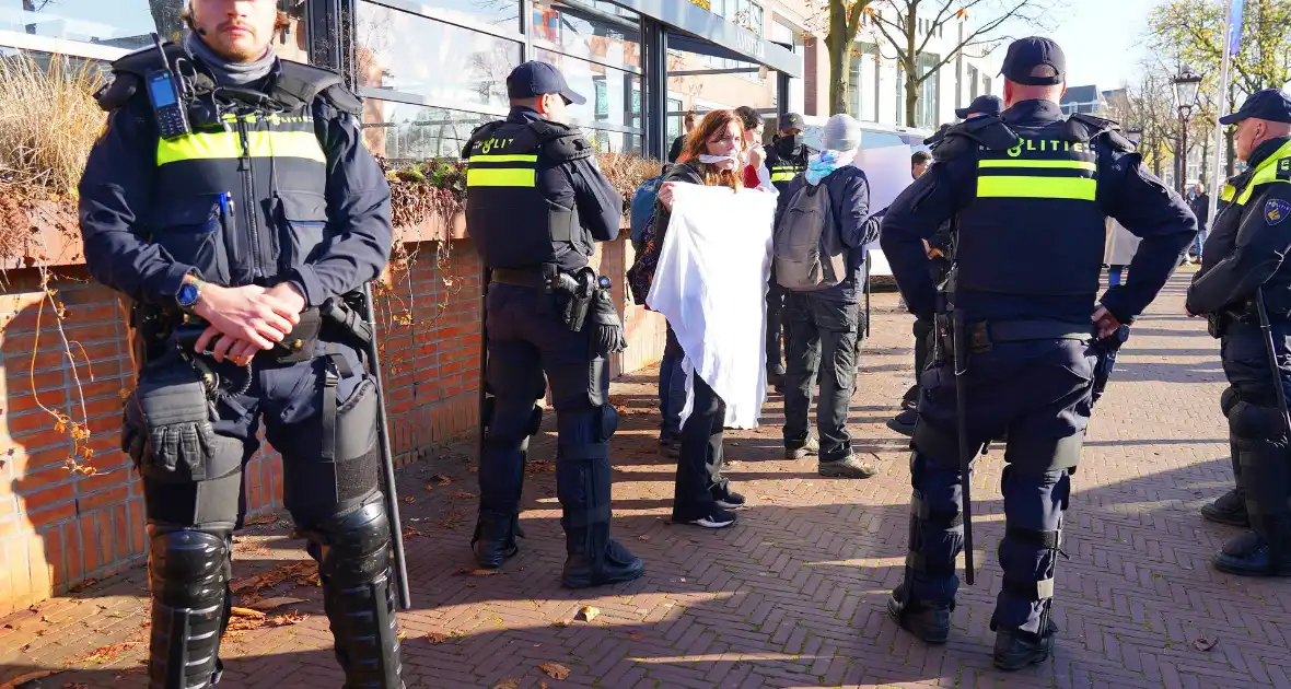 Tien activisten aangehouden bij protest - Foto 11