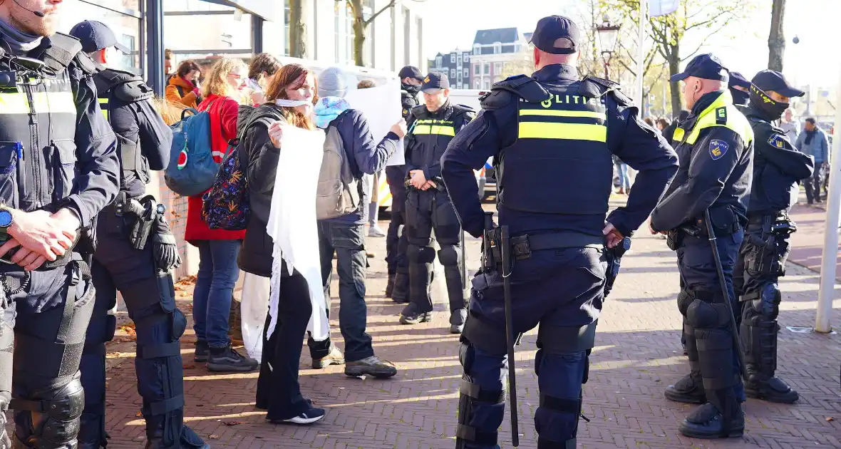 Tien activisten aangehouden bij protest - Foto 12