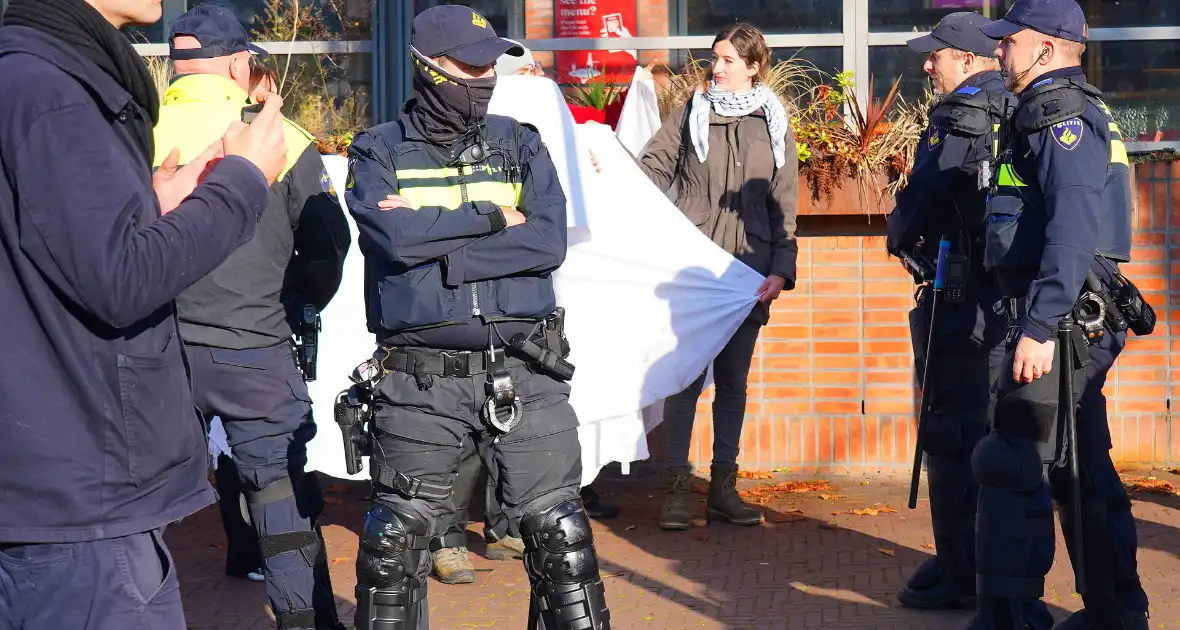 Tien activisten aangehouden bij protest - Foto 13