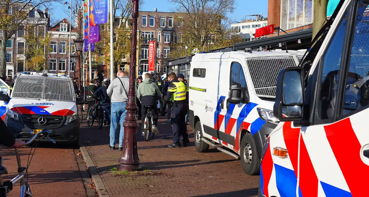 Tien activisten aangehouden bij protest - Foto 14