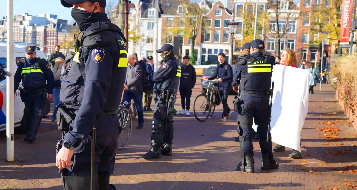 Tien activisten aangehouden bij protest - Foto 4