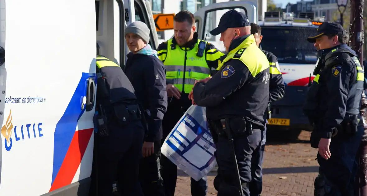 Tien activisten aangehouden bij protest - Foto 5