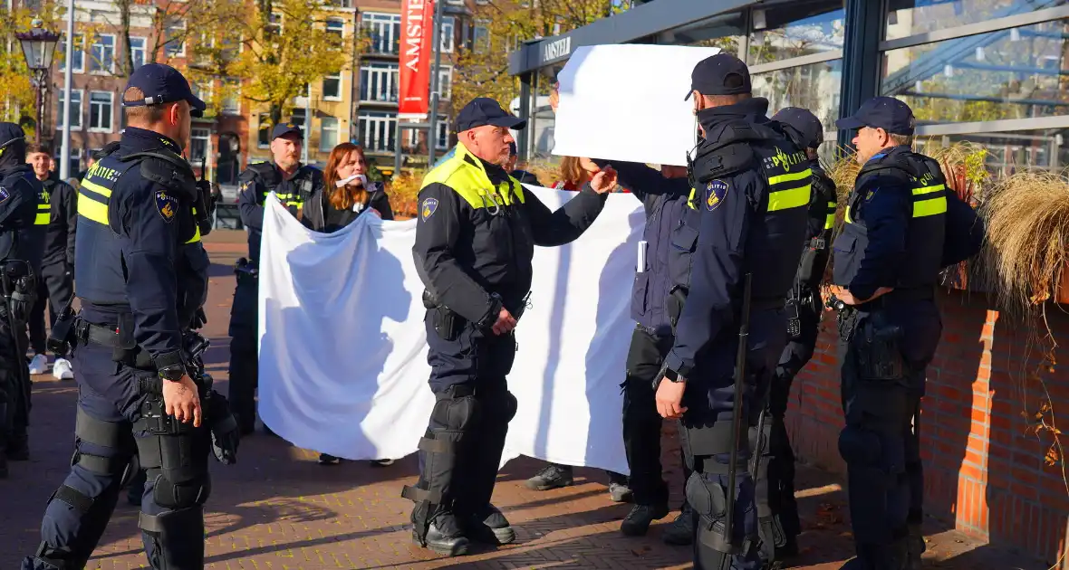 Tien activisten aangehouden bij protest - Foto 6