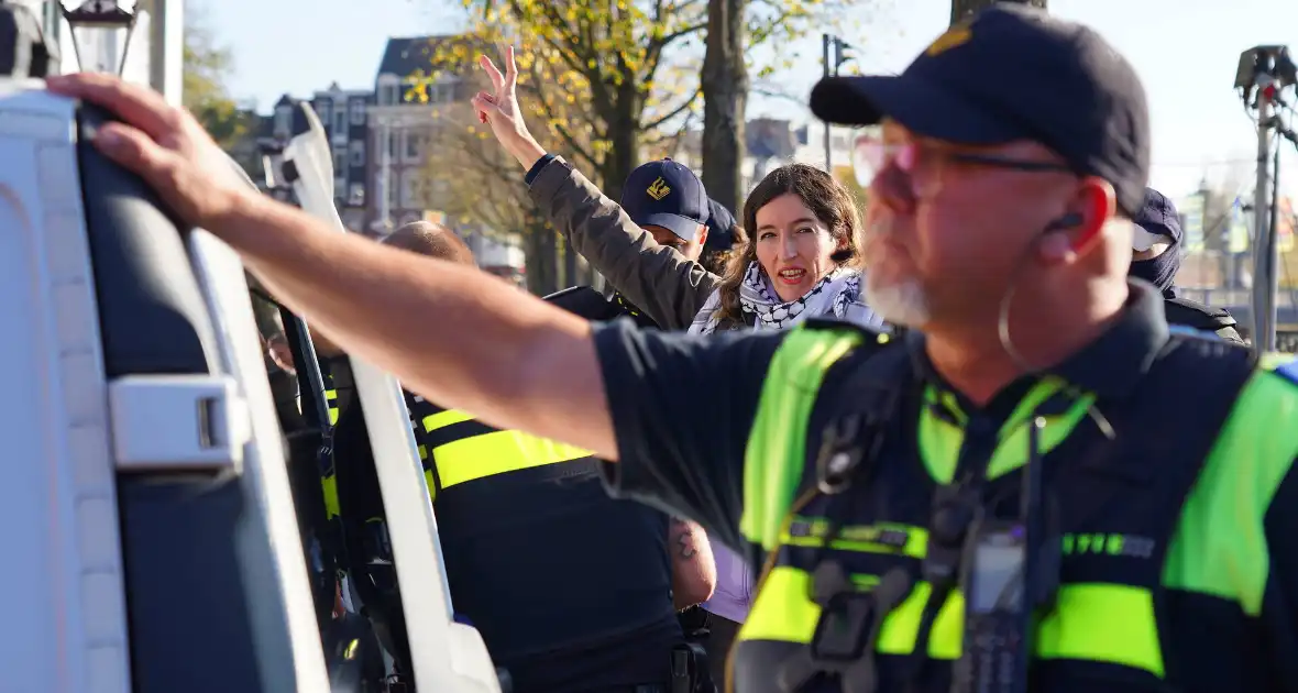 Tien activisten aangehouden bij protest - Foto 7