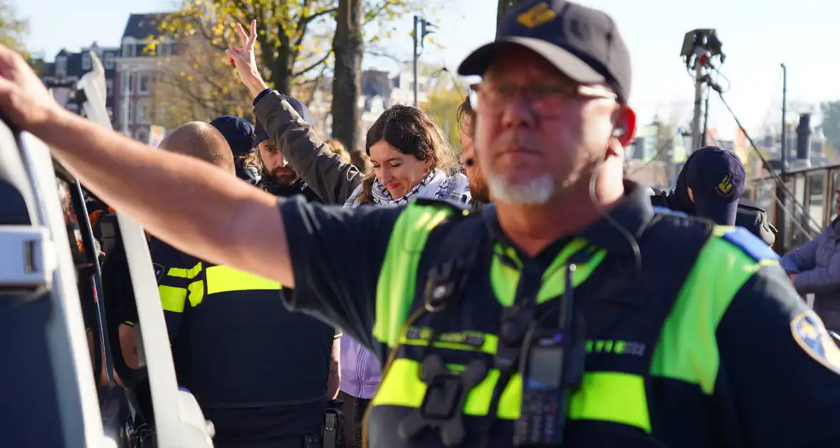 Tien activisten aangehouden bij protest - Foto 8