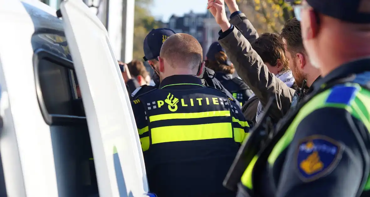 Tien activisten aangehouden bij protest - Foto 9