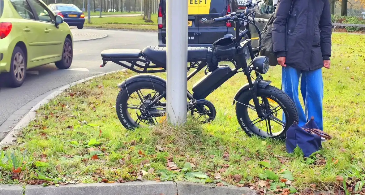 Persoon op fatbike aangereden door bestelbus - Foto 1