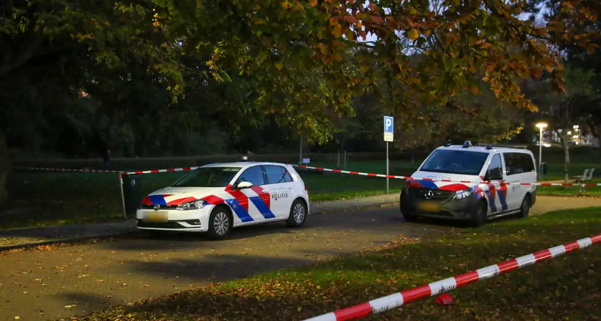 Bloedsporen in park aangetroffen, politie doet onderzoek - Foto 5