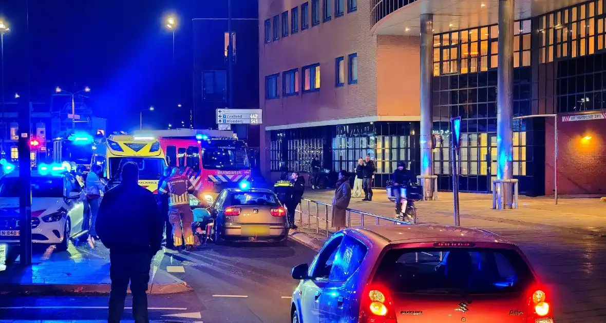 Zwaargewonde na aanrijding met personenauto - Foto 1