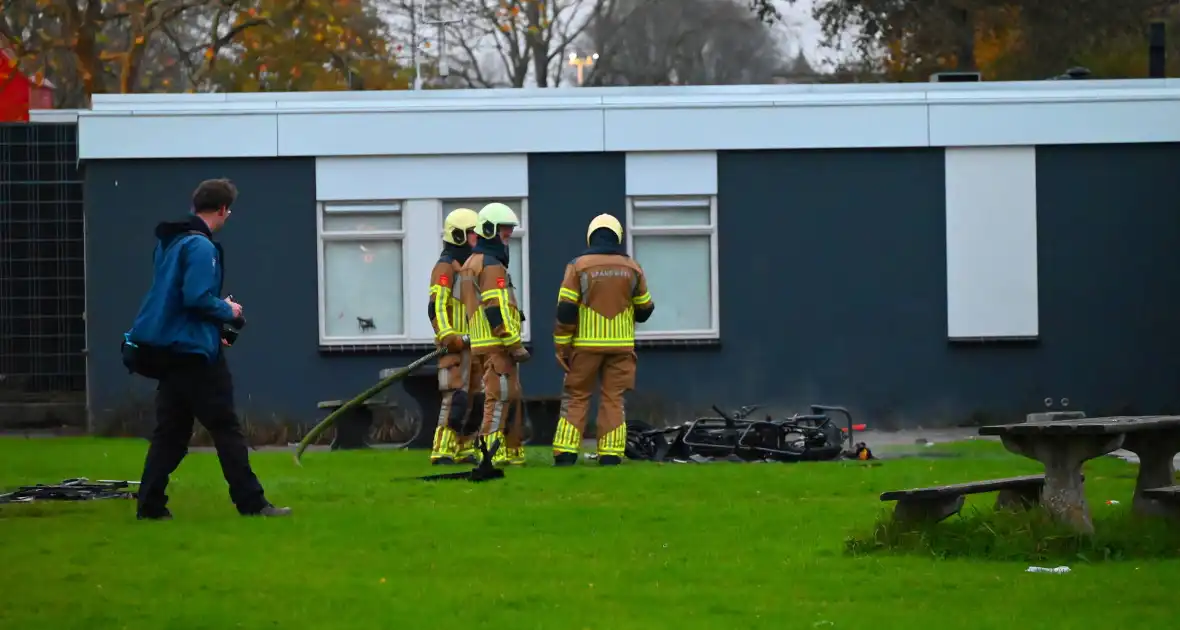 Scooter volledig uitgebrand naast pand