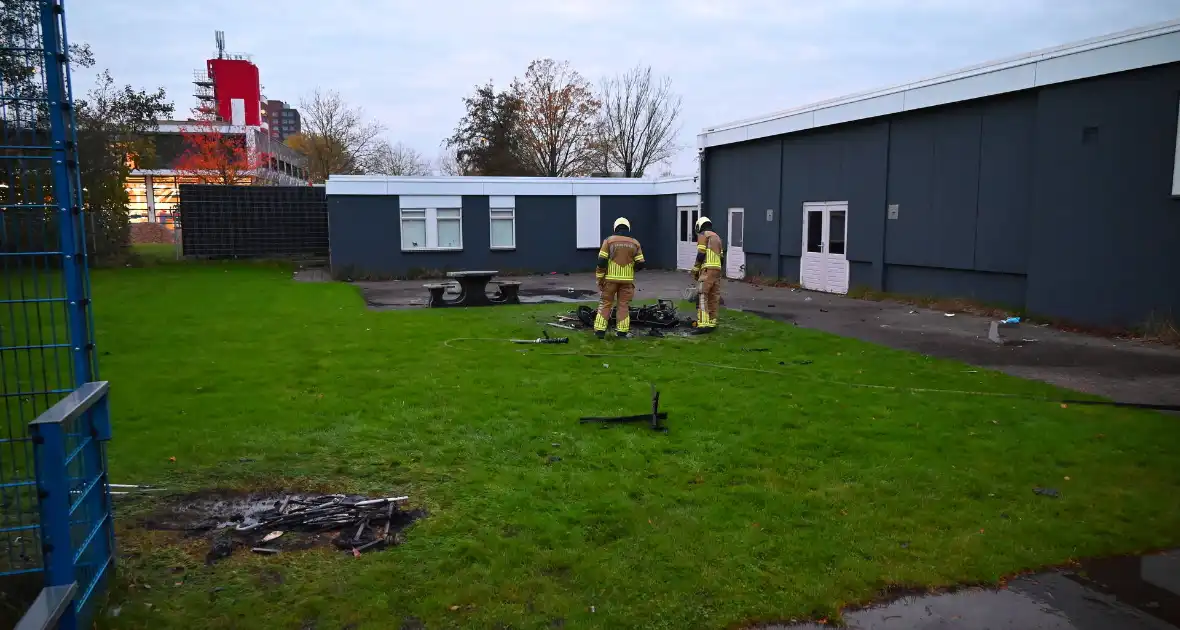 Scooter volledig uitgebrand naast pand - Foto 1