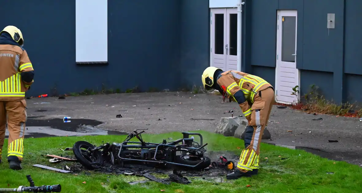 Scooter volledig uitgebrand naast pand - Foto 2