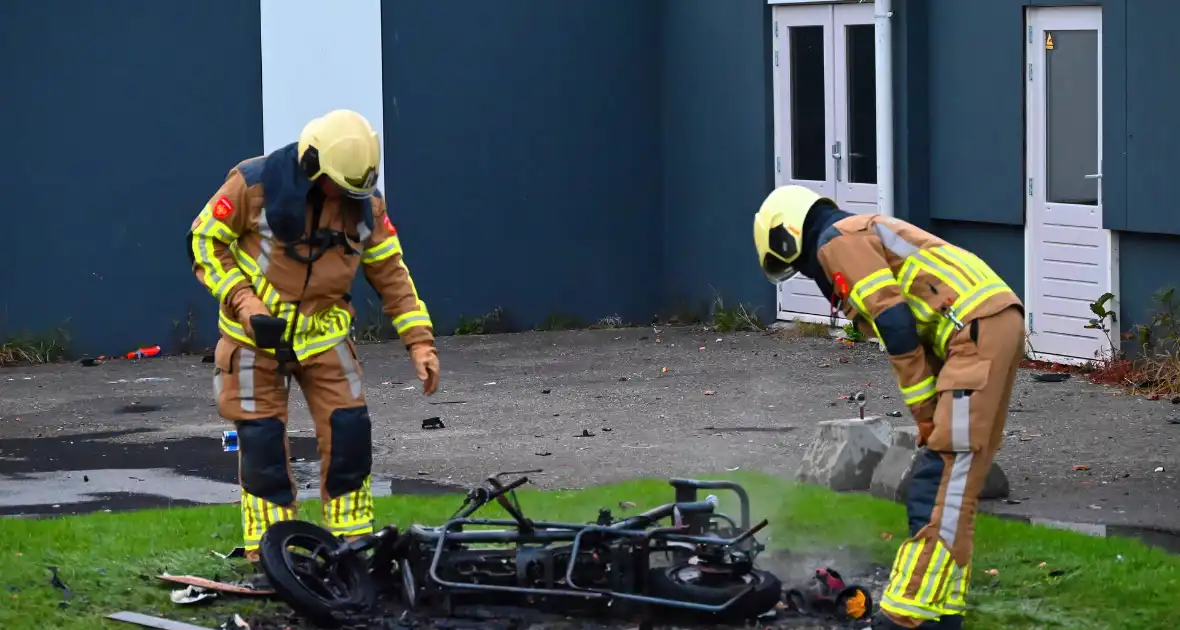 Scooter volledig uitgebrand naast pand - Foto 3