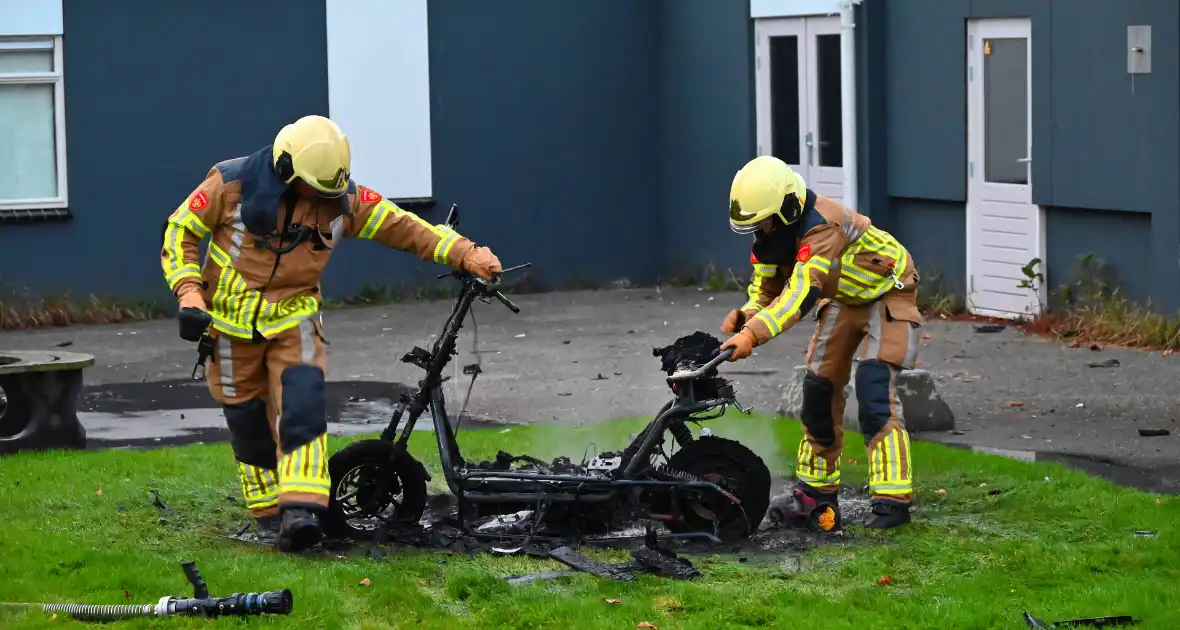 Scooter volledig uitgebrand naast pand - Foto 4