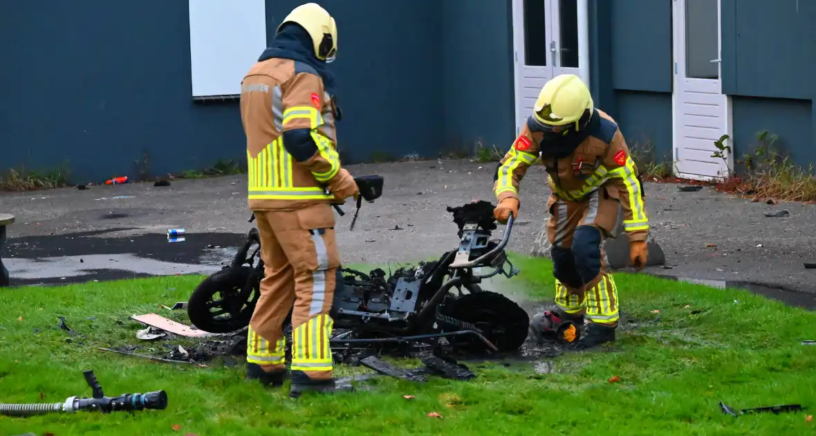 Scooter volledig uitgebrand naast pand - Foto 5