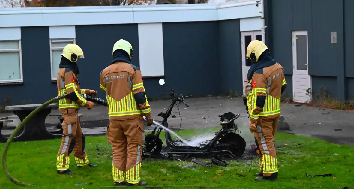 Scooter volledig uitgebrand naast pand - Foto 6