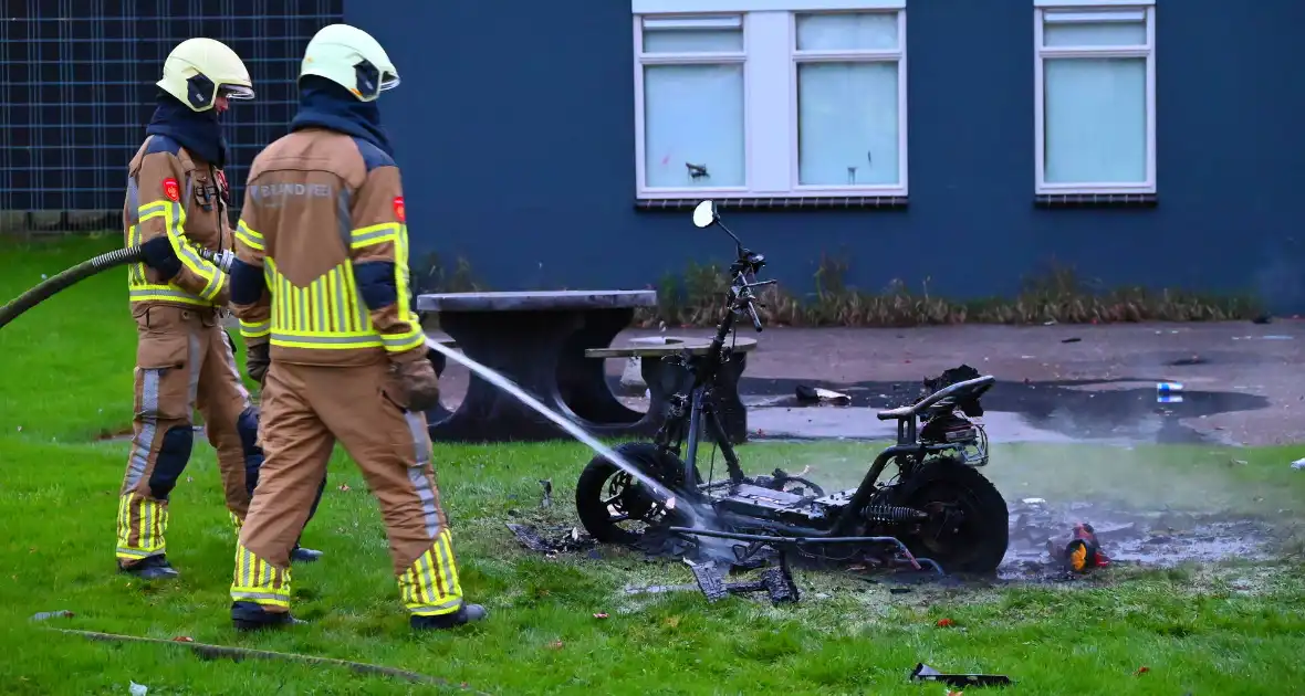 Scooter volledig uitgebrand naast pand - Foto 7