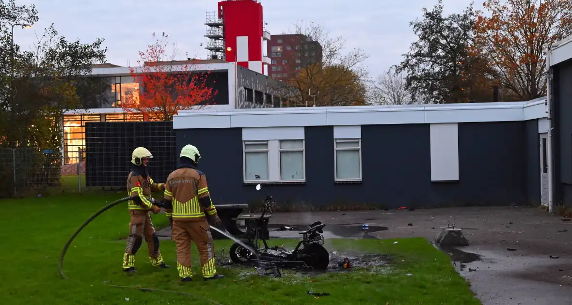 Scooter volledig uitgebrand naast pand - Foto 8