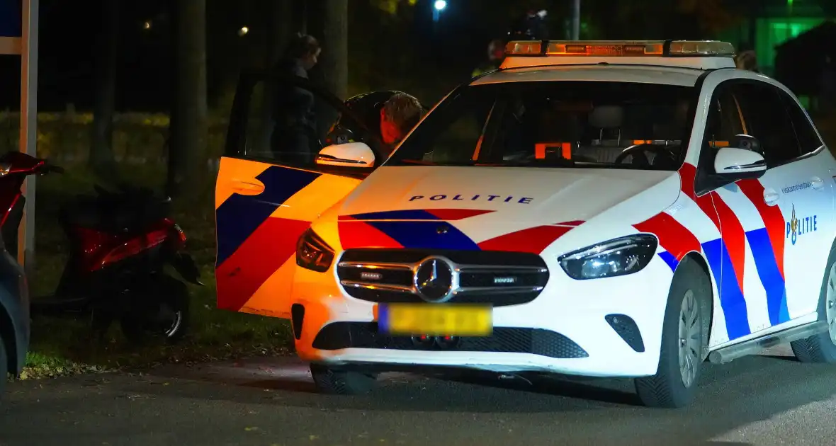 Scooterrijders botsen op elkaar op kruising