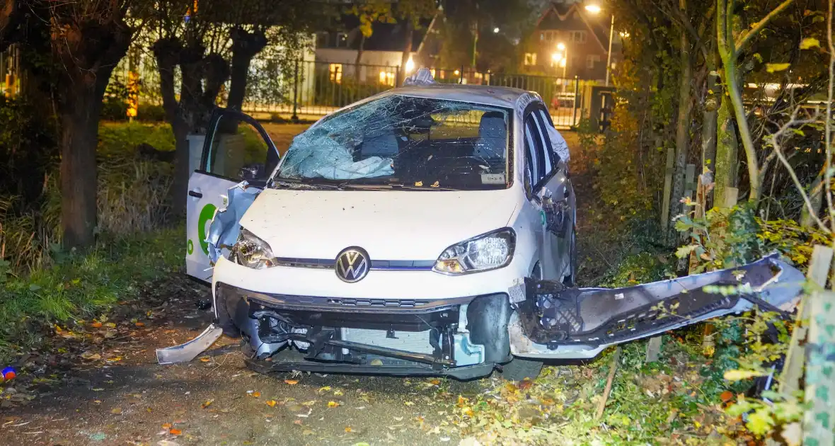 Meerdere gewonden nadat voertuig op boom klapt