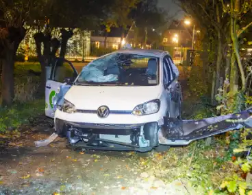 Meerdere gewonden nadat voertuig op boom klapt