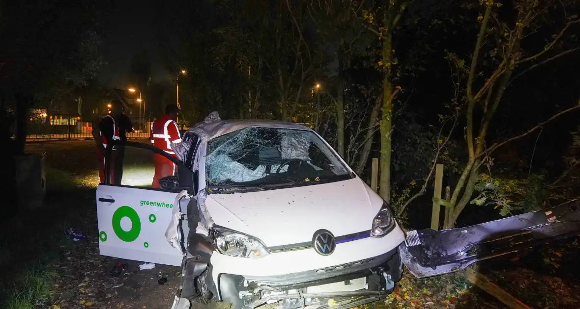 Meerdere gewonden nadat voertuig op boom klapt - Foto 4