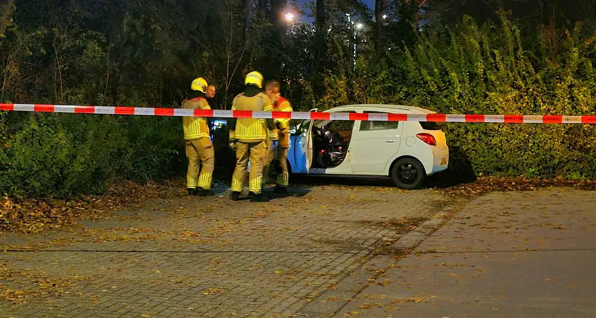 Onderzoek naar brandbare stof bij geparkeerde auto - Foto 12