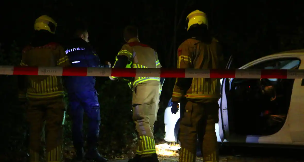 Onderzoek naar brandbare stof bij geparkeerde auto - Foto 3