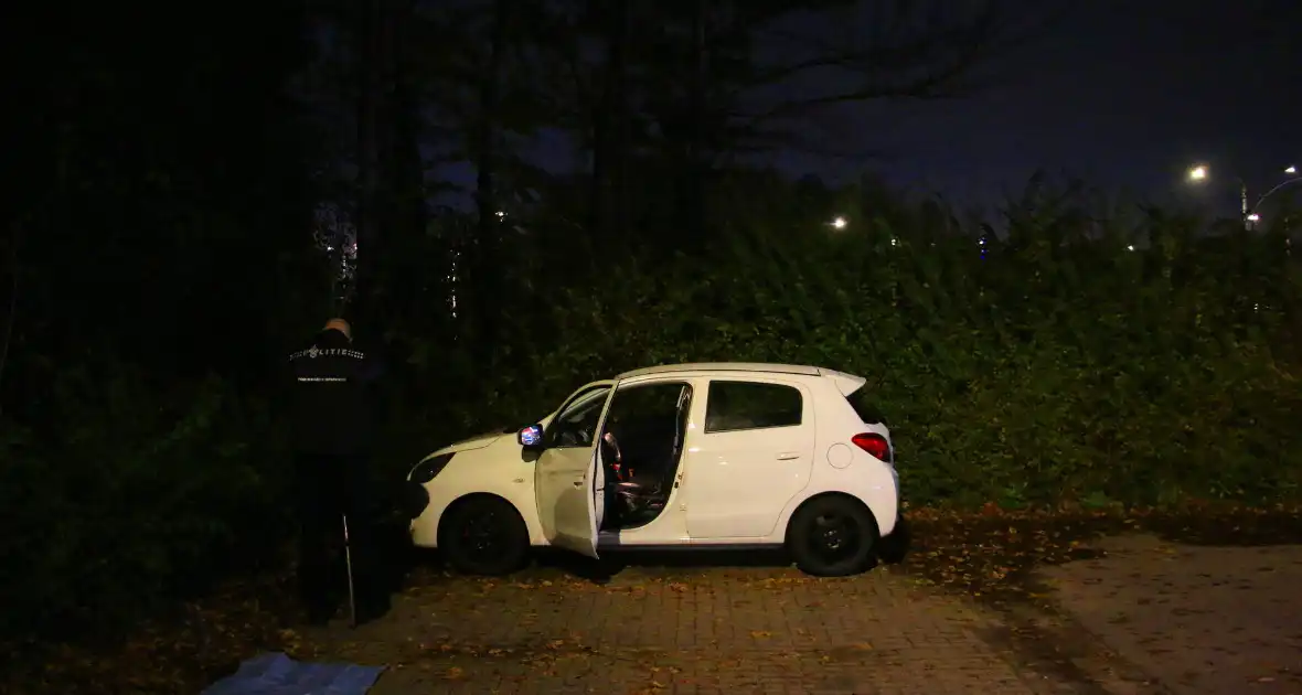 Onderzoek naar brandbare stof bij geparkeerde auto - Foto 4